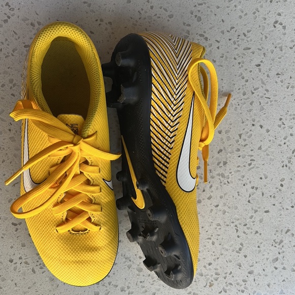 Boy’s Nike soccer shoes. - Picture 2 of 8